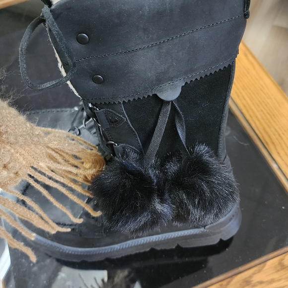 Manitobah Cozy Black Winter Boots with Faux Fur Trim - Picture 5 of 6